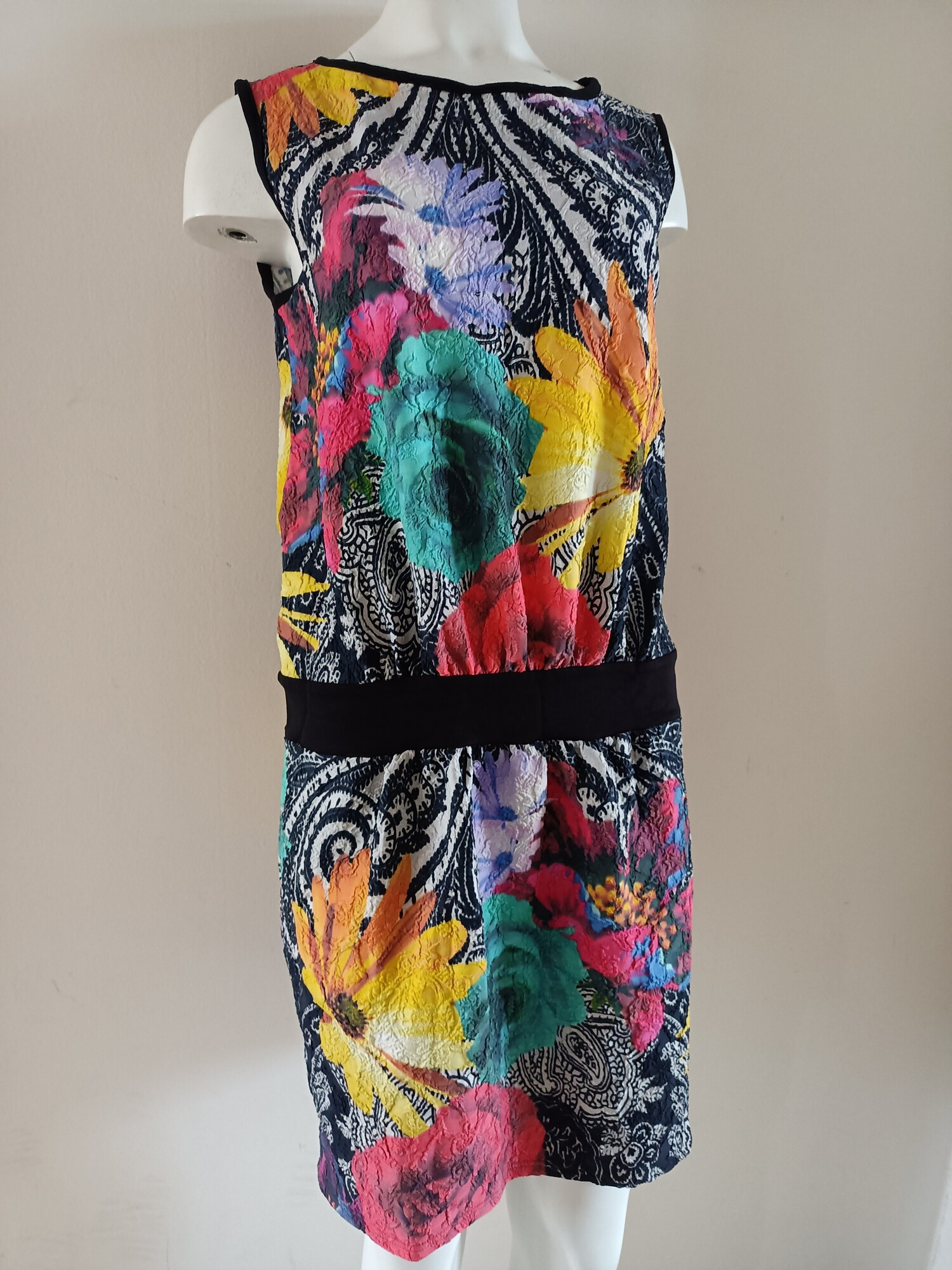 Dámské šaty s květinovým vzorem 89325 - Litex černá s růžovou M