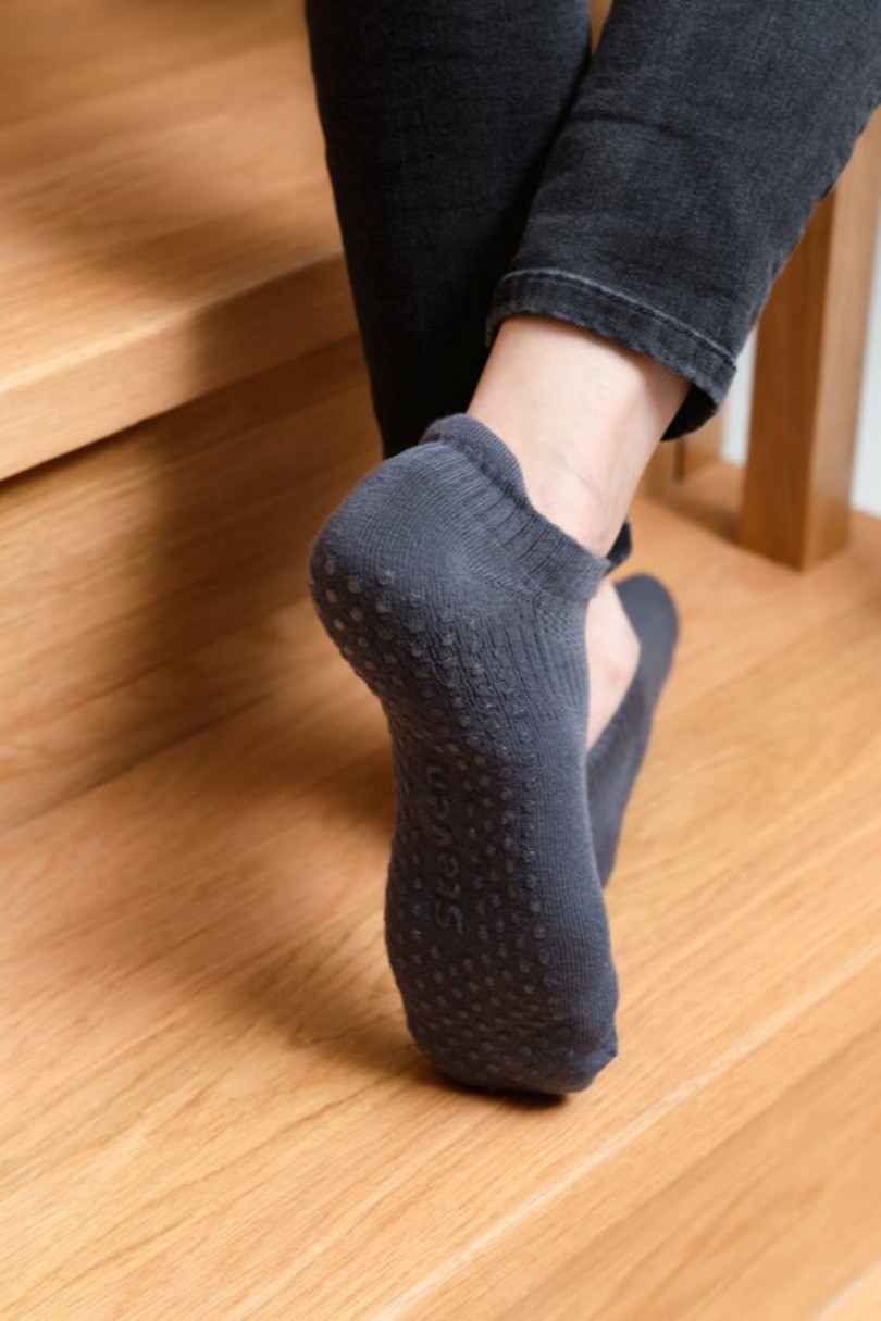 Polofroté dámské ponožky s protiskluzovou úpravou ABS 135 černá 44-46