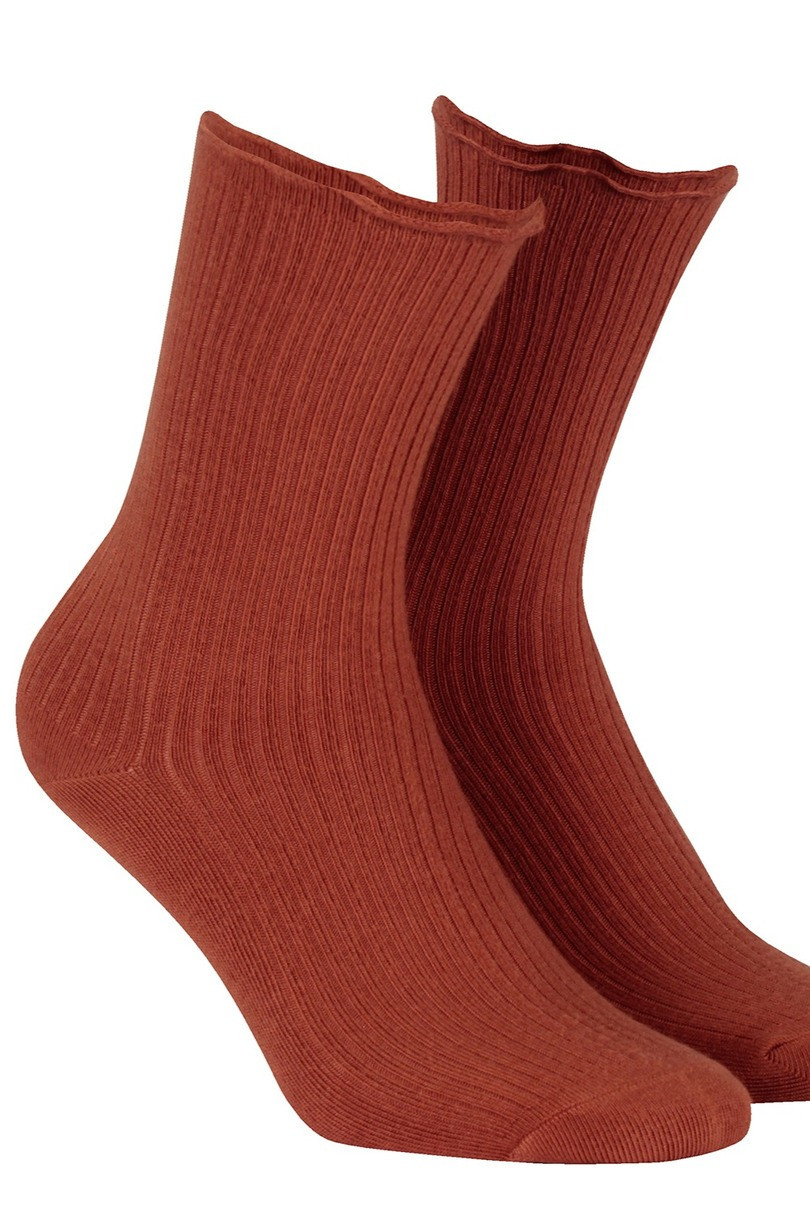 Netlačící dámské žebrované ponožky W.994 carotte UNI