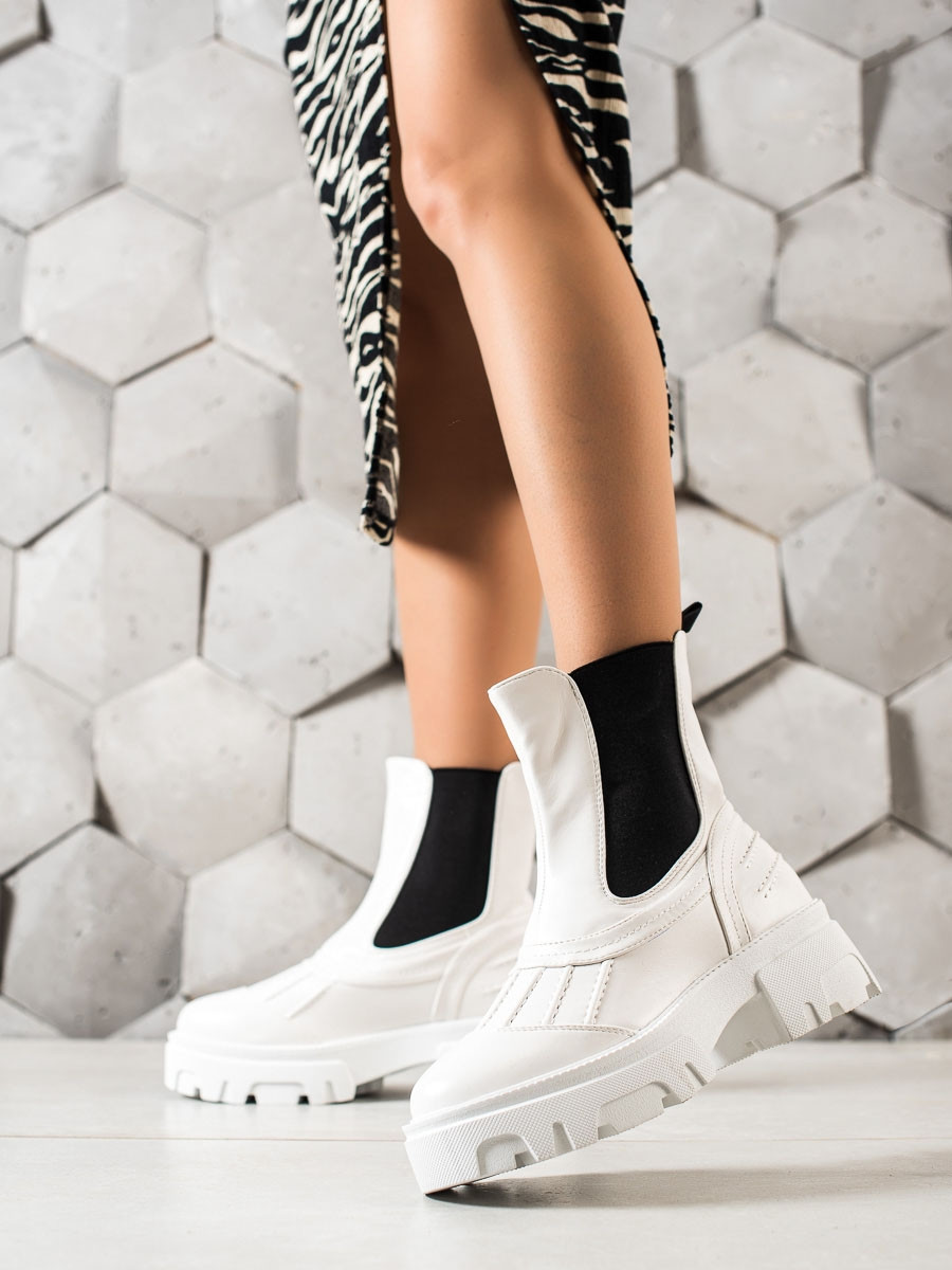 Designové bílé dámské kotníčkové boty na plochém podpatku 36