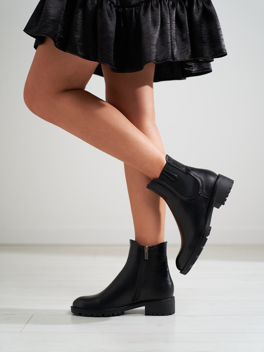 Praktické dámské kotníčkové boty černé na plochém podpatku 37