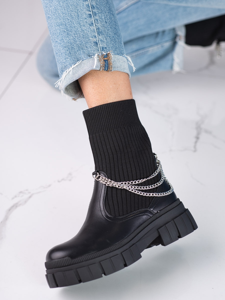 Trendy černé dámské kotníčkové boty na plochém podpatku 38