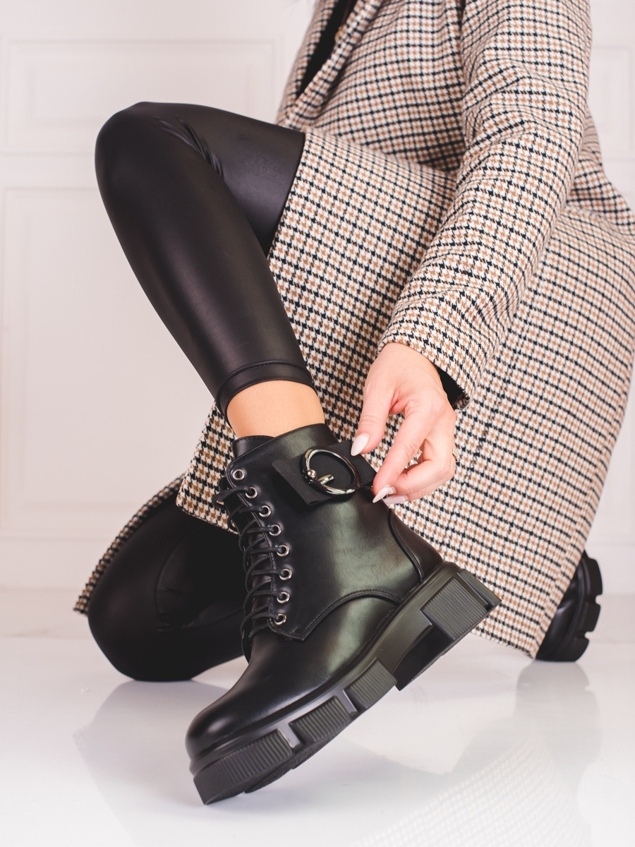 Pohodlné černé kotníčkové boty dámské na plochém podpatku 39
