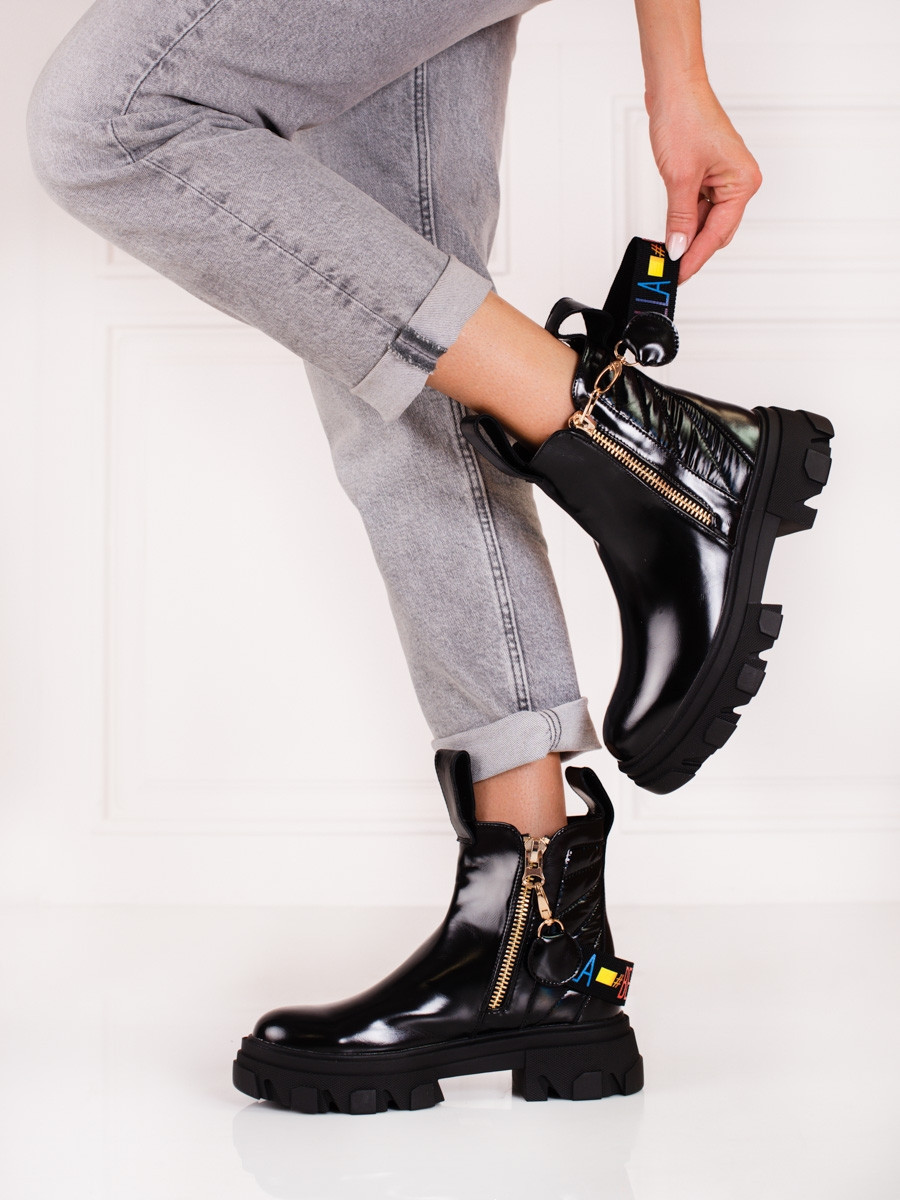 Praktické černé dámské kotníčkové boty na plochém podpatku 39