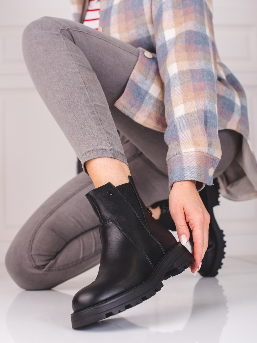 Komfortní černé kotníčkové boty dámské na plochém podpatku 36