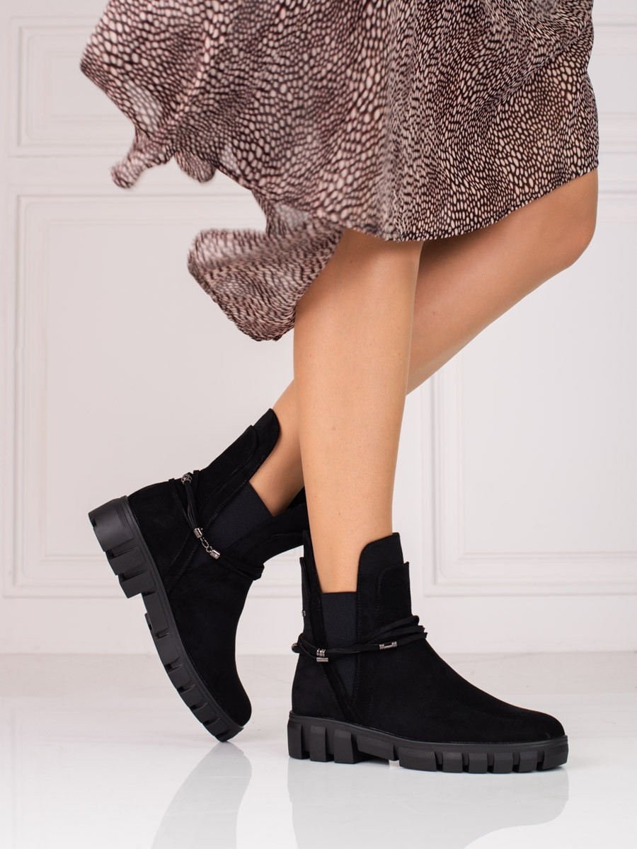 Trendy dámské černé kotníčkové boty na plochém podpatku 38