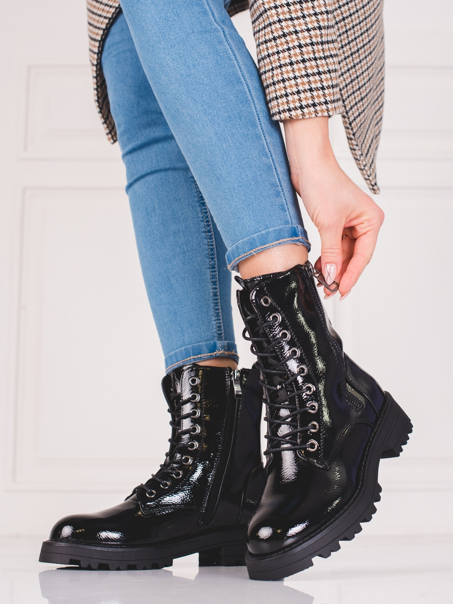 Trendy dámské kotníčkové boty černé na plochém podpatku 38