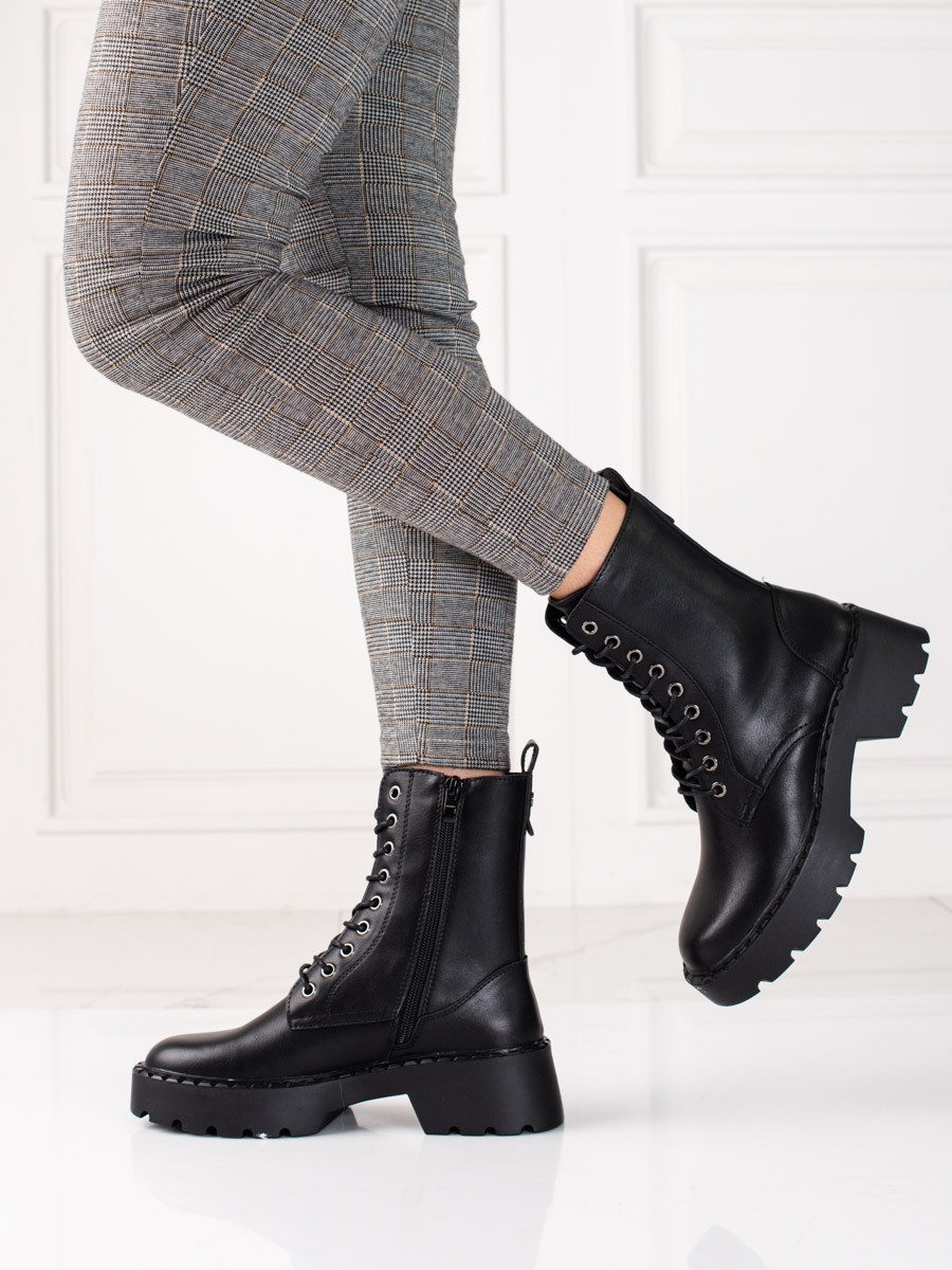Pohodlné černé dámské kotníčkové boty na plochém podpatku 37