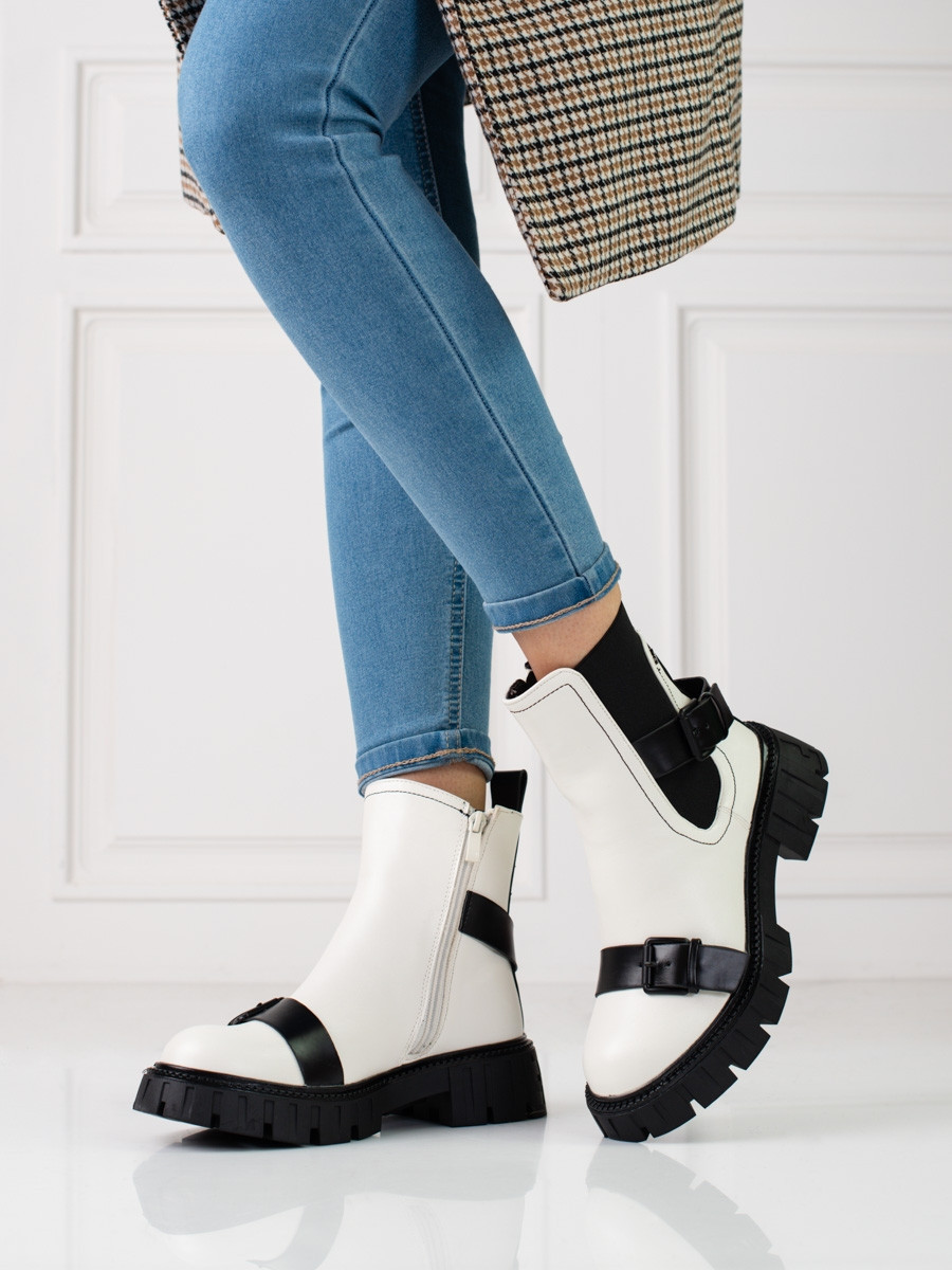 Zajímavé kotníčkové boty bílé dámské na plochém podpatku 39