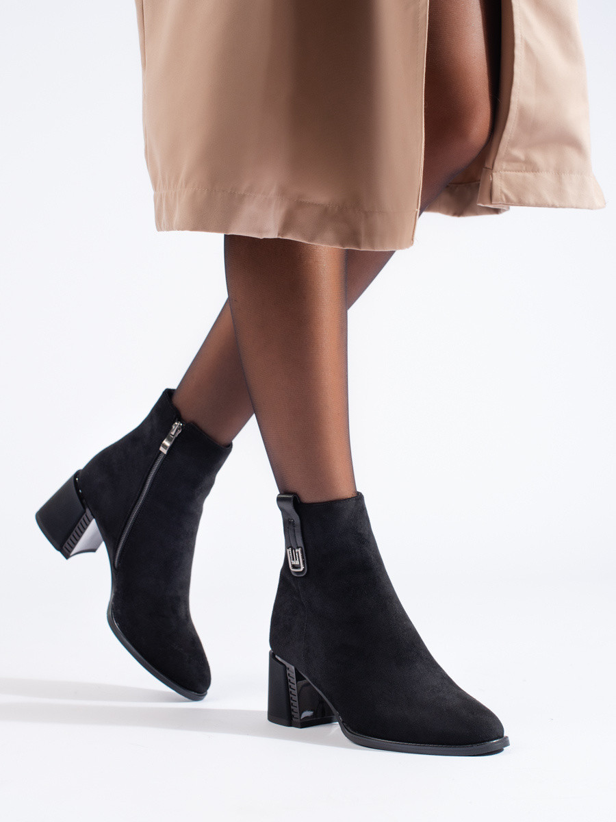 Zajímavé černé dámské kotníčkové boty na širokém podpatku 38