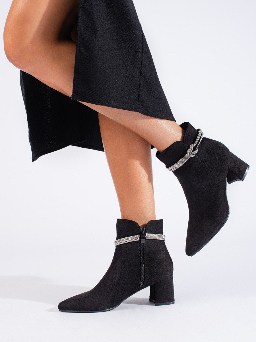 Pohodlné dámské černé kotníčkové boty na širokém podpatku 38