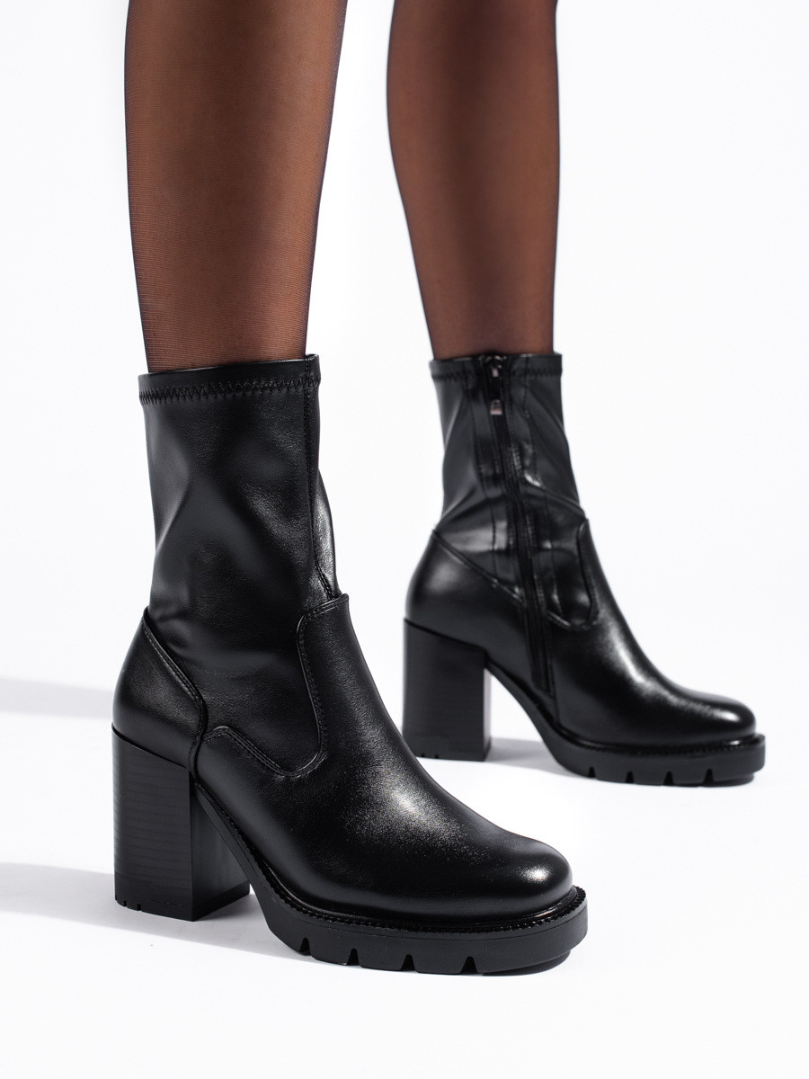 Výborné kotníčkové boty černé dámské na plochém podpatku 40