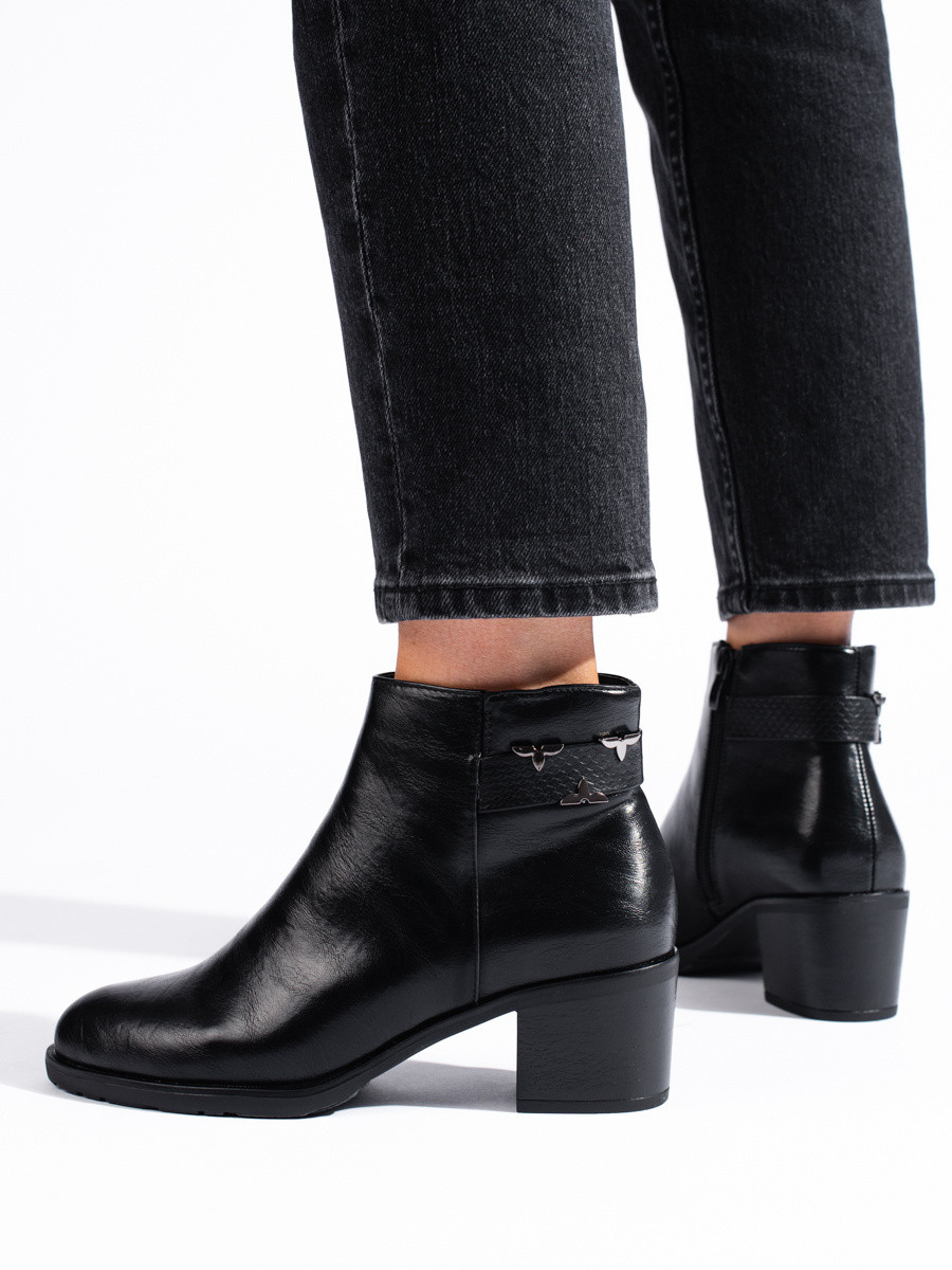 Výborné černé dámské kotníčkové boty na plochém podpatku 37