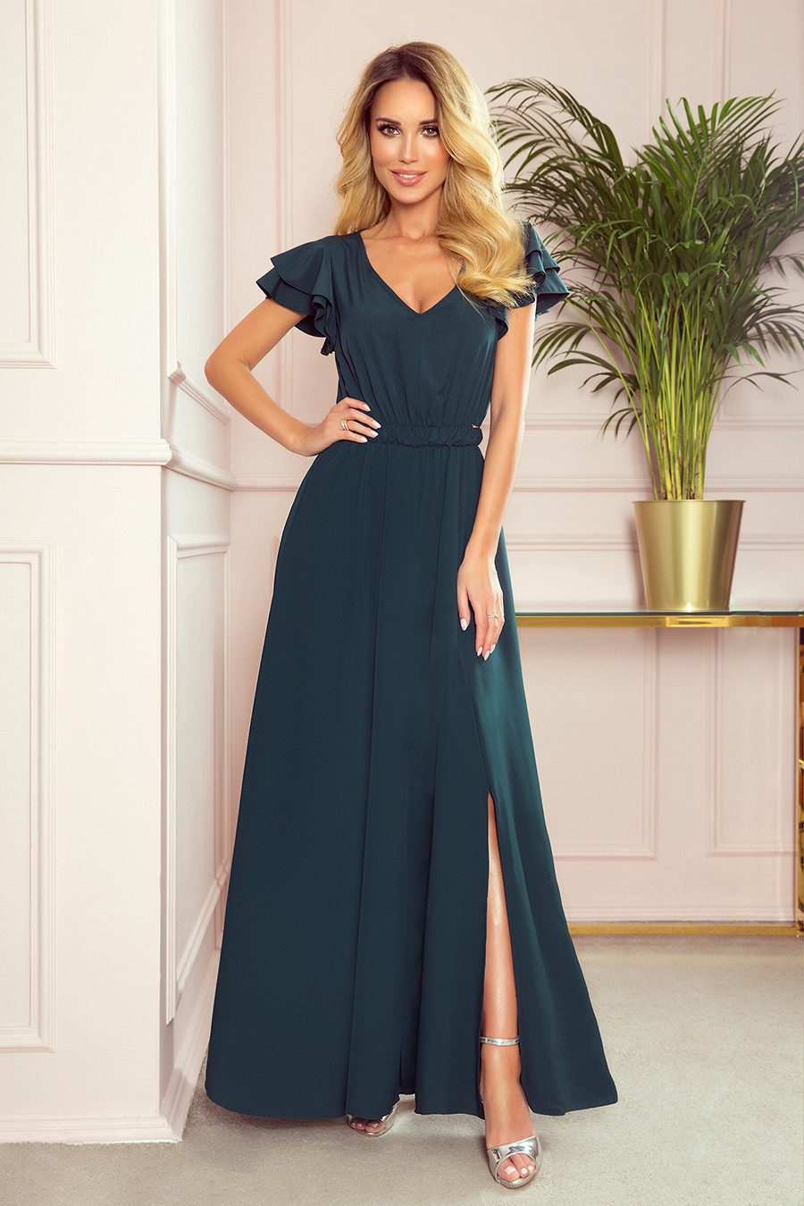 LIDIA - Dlouhé dámské šaty v lahvově zelené barvě s výstřihem a volánky 310-1 XL