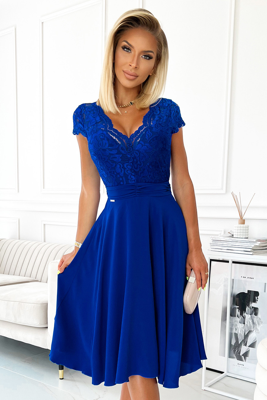 LINDA - Šifonové dámské šaty v chrpové barvě s krajkovým výstřihem 381-3 M