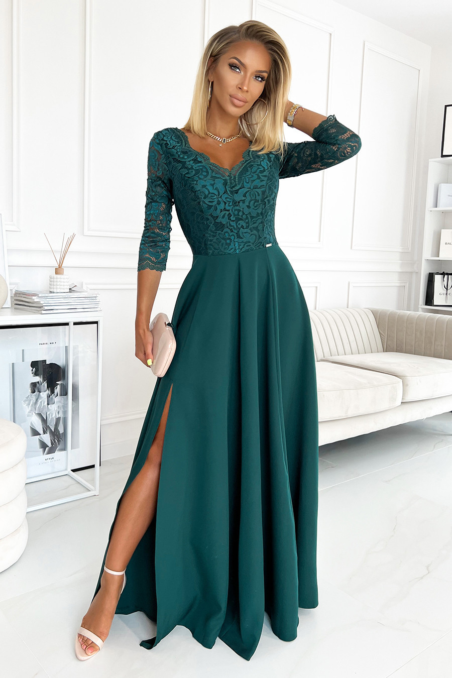 AMBER - Elegantní dlouhé dámské krajkové šaty v lahvově zelené barvě s výstřihem 309-5 XXL