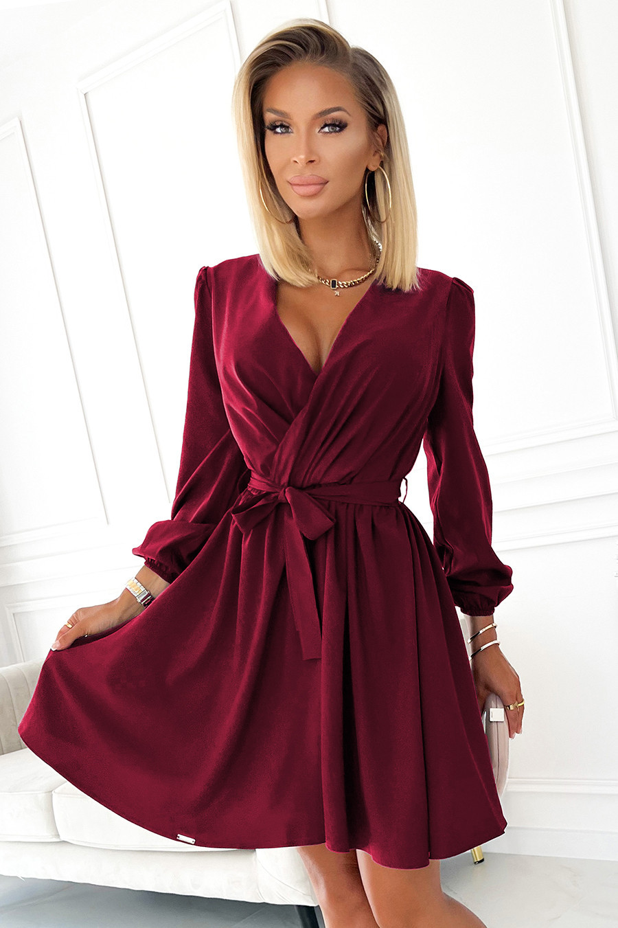 BINDY - Velmi žensky působící dámské šaty ve vínové bordó barvě s dekoltem 339-3 S/M