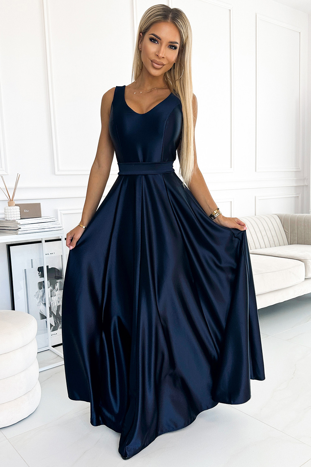 CINDY - Tmavě modré dlouhé dámské saténové šaty s výstřihem a mašlí 508-1 S