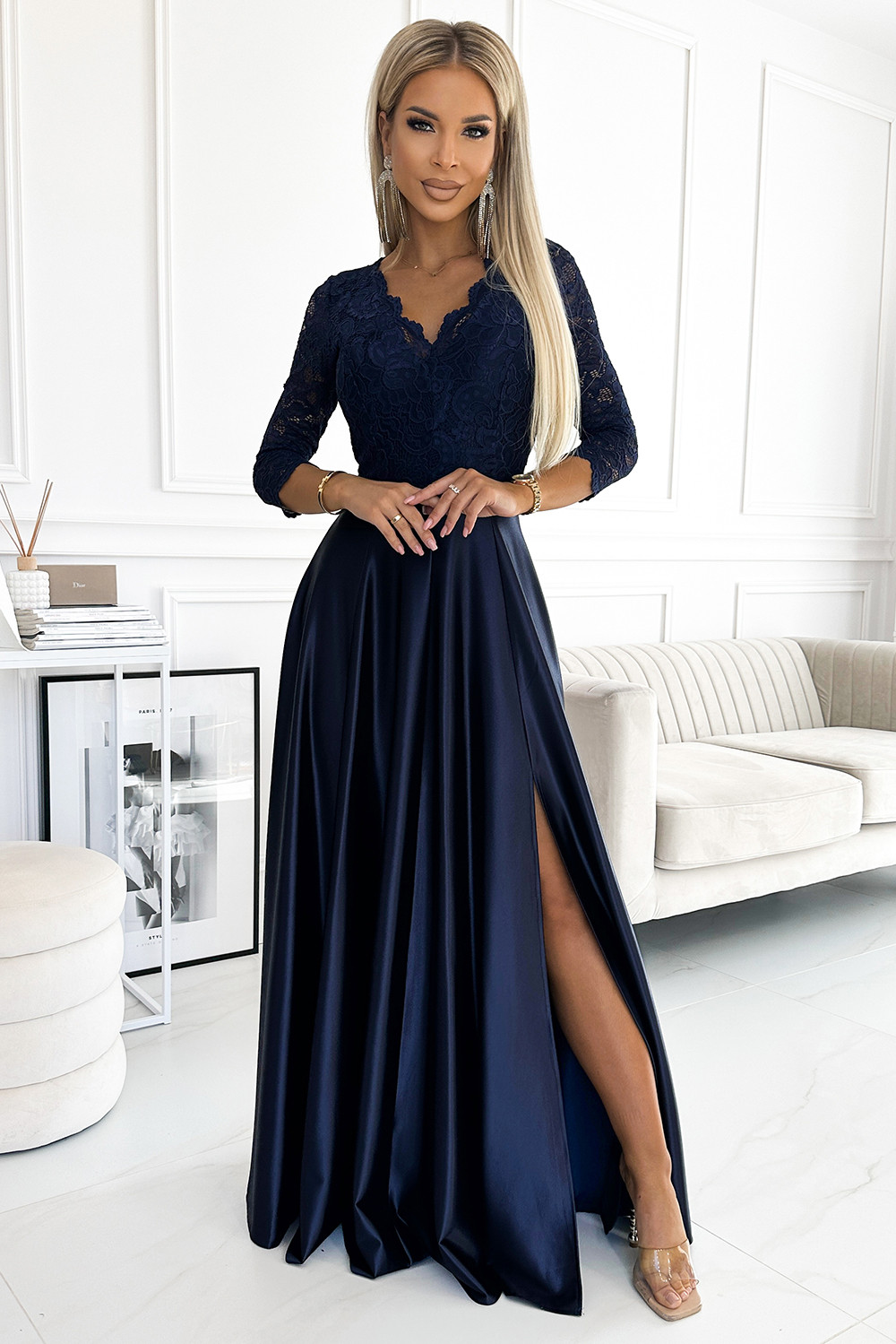 AMBER - Tmavě modré dlouhé dámské krajovo-saténové šaty s výstřihem 309-7 XL