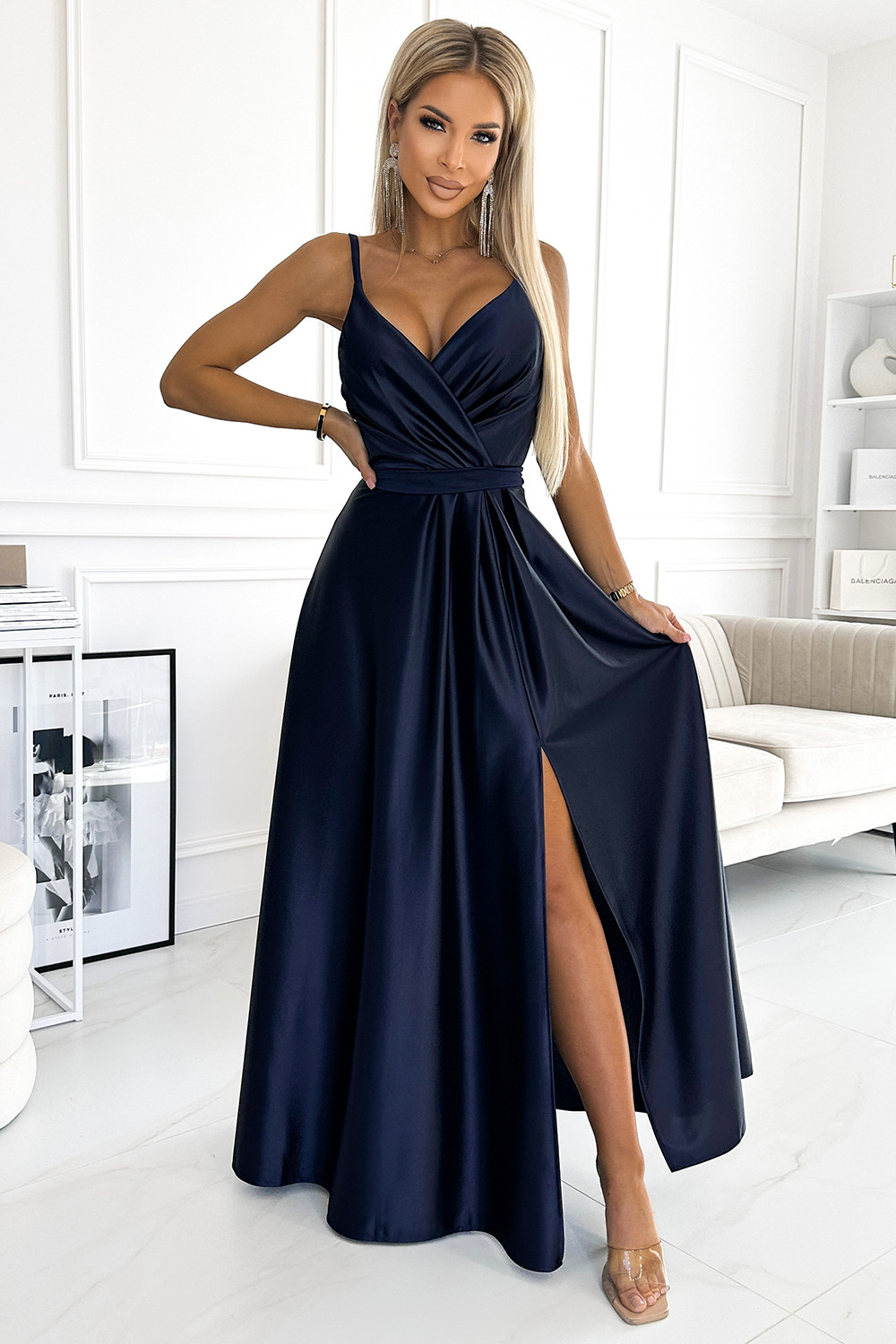 JULIET - Elegantní tmavě modré dlouhé dámské saténové šaty s výstřihem 512-2 S