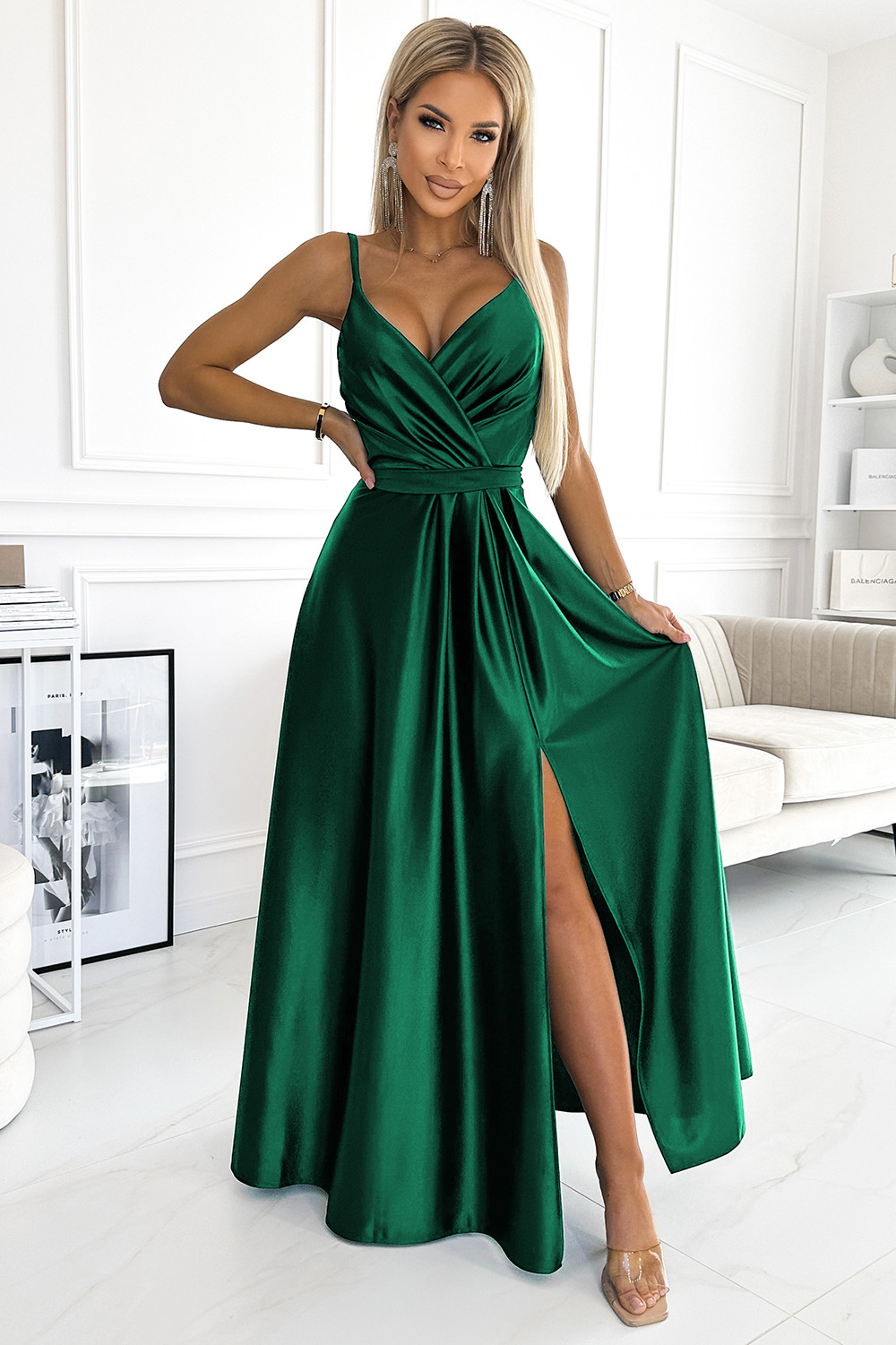 JULIET - Elegantní dlouhé dámské saténové šaty v lahvově zelené barvě s výstřihem 512-1 M