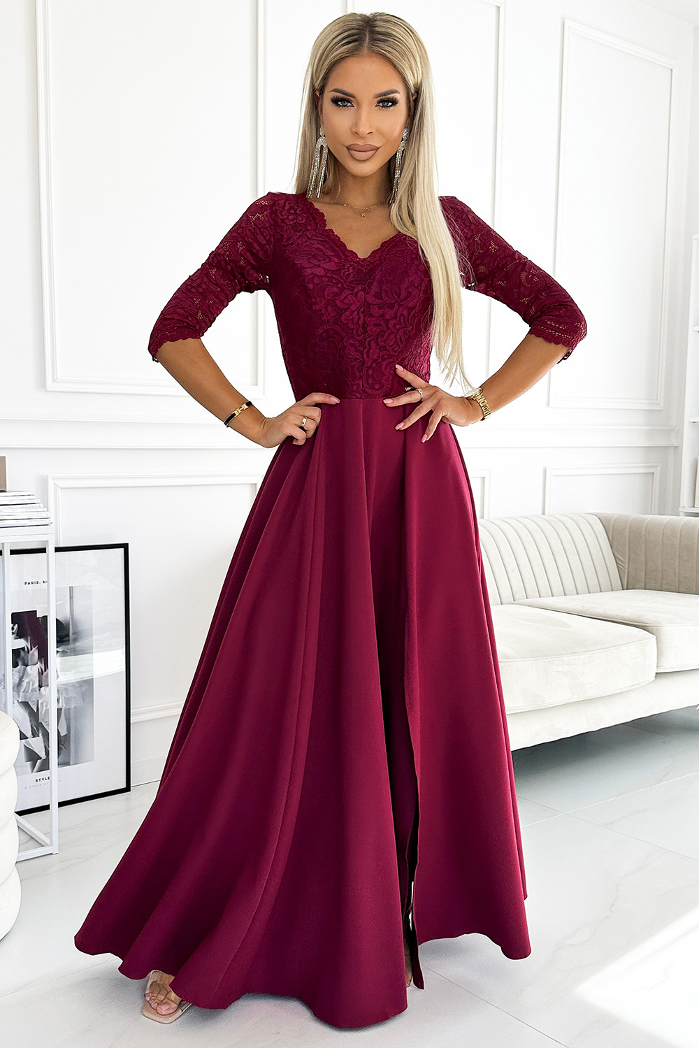 AMBER - Elegantní dlouhé dámské maxi šaty ve vínové bordó barvě s krajkovým výstřihem 309-9 M