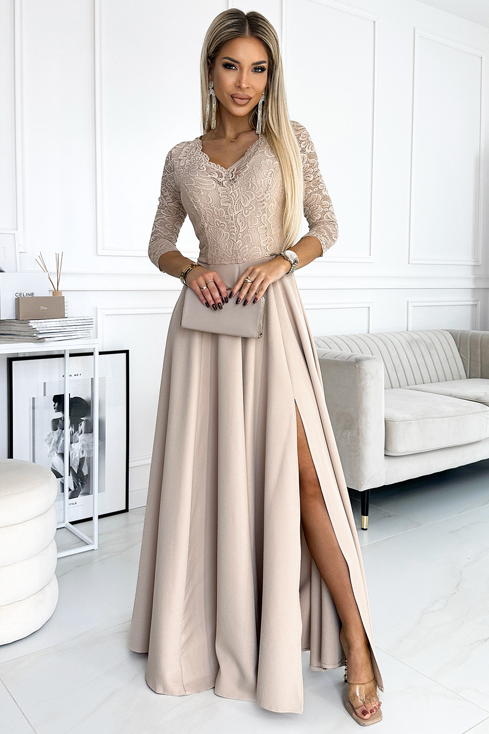 AMBER - Elegantní béžové krajkové dlouhé dámské šaty s výstřihem a rozparkem na noze 309-10 S
