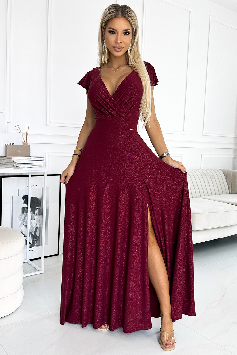 CRYSTAL - Dlouhé lesklé dámské šaty ve vínové bordó barvě s výstřihem 411-8 S