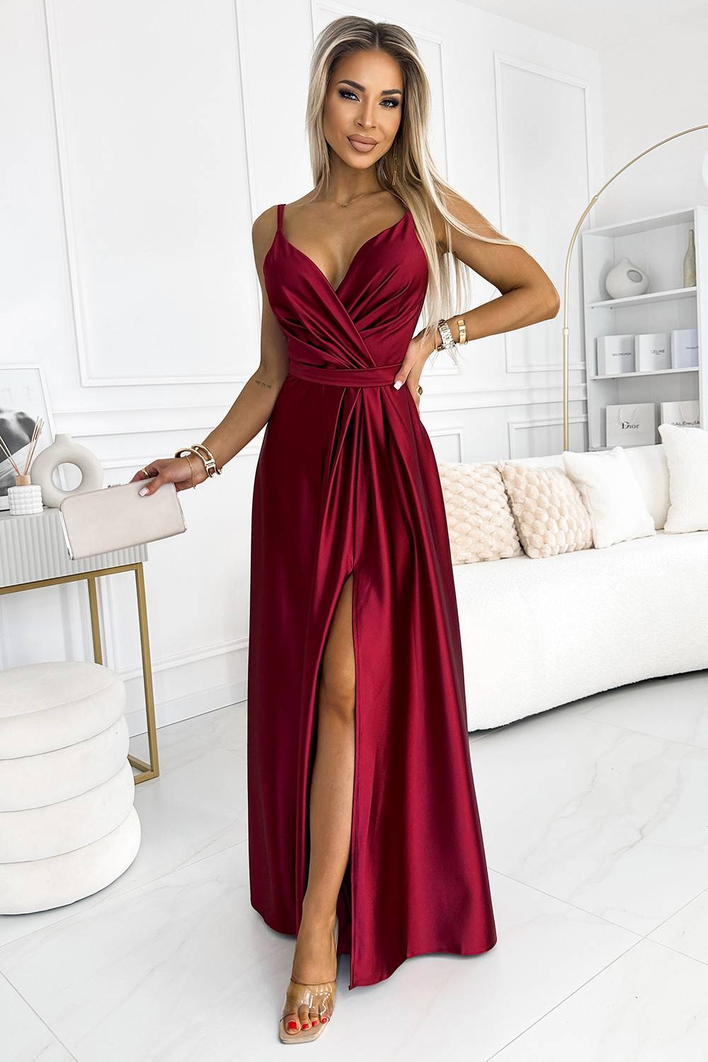 JULIET - Elegantní dlouhé dámské saténové šaty ve vínové bordó barvě s výstřihem a rozparkem na noze 512-6 S