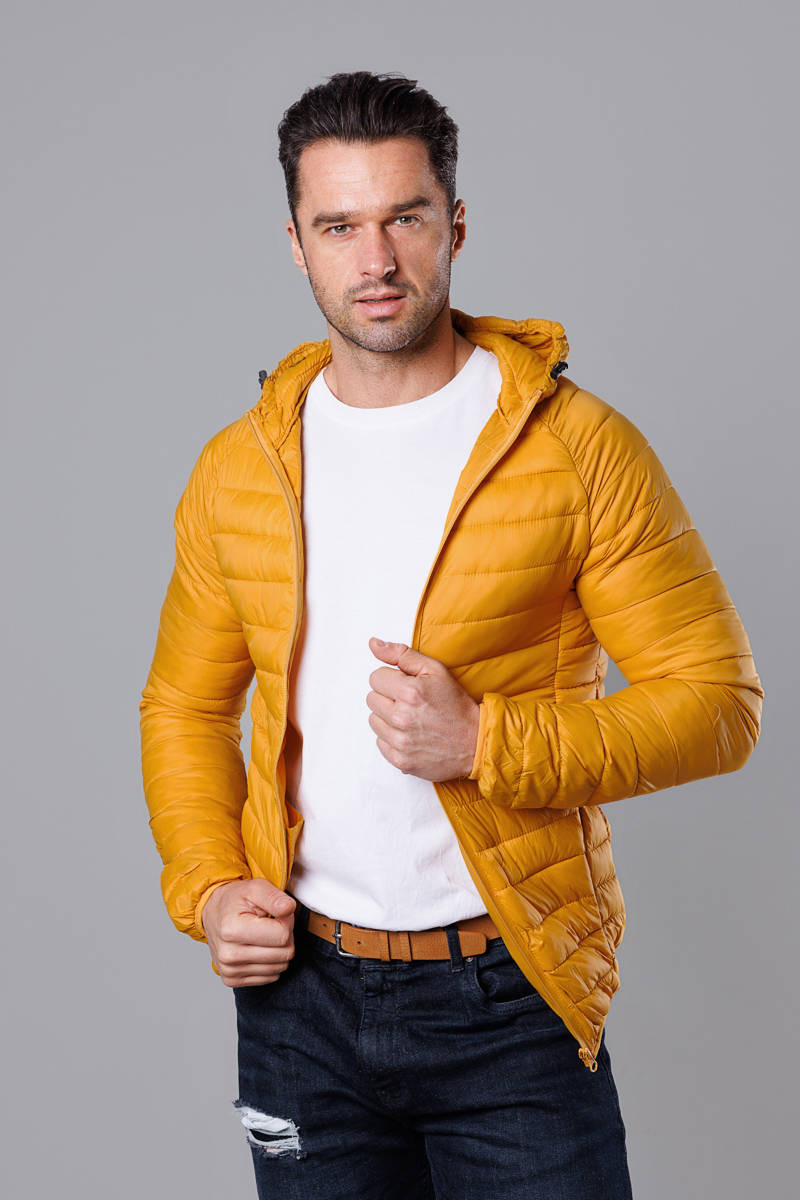 Pánská prošívaná bunda v barvě kurkumy s kapucí (HM112-10) odcienie żółtego M