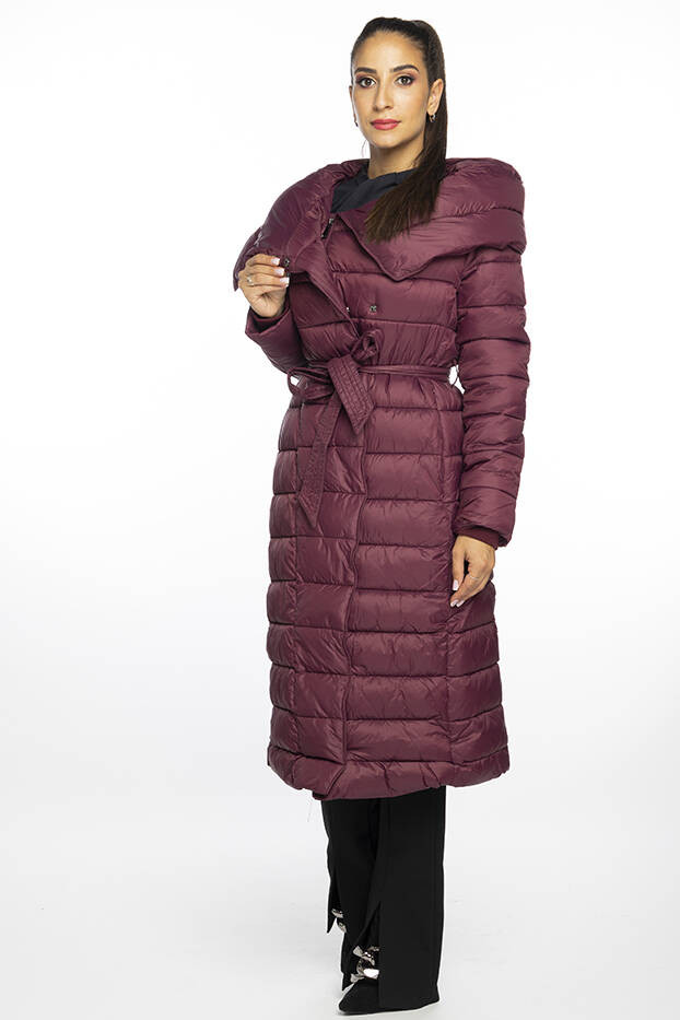 Prošívaný kabát ve vínové bordó barvě s vysokým stojáčkem a kapucí Ann Gissy (AG1-J9062) odcienie czerwieni M (38)