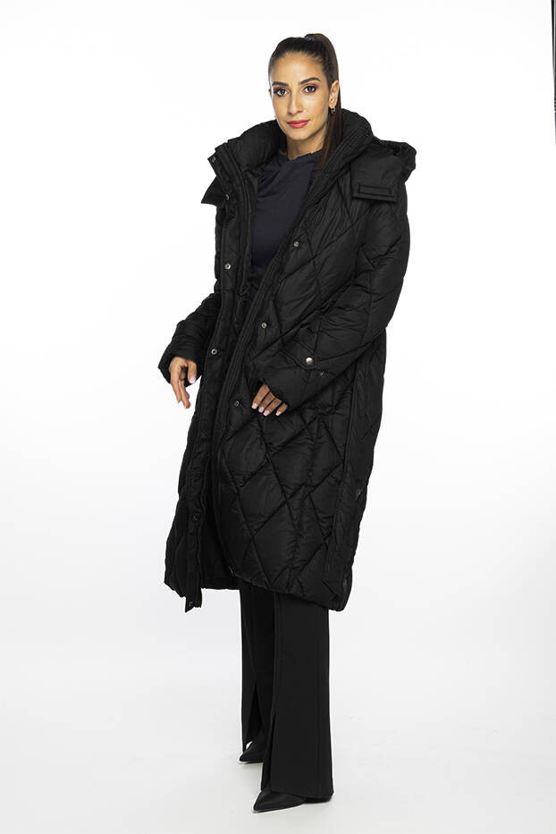 Černá dlouhá prošívaná zimní bunda s kapucí Ann Gissy (AG9-9001) odcienie czerni S (36)