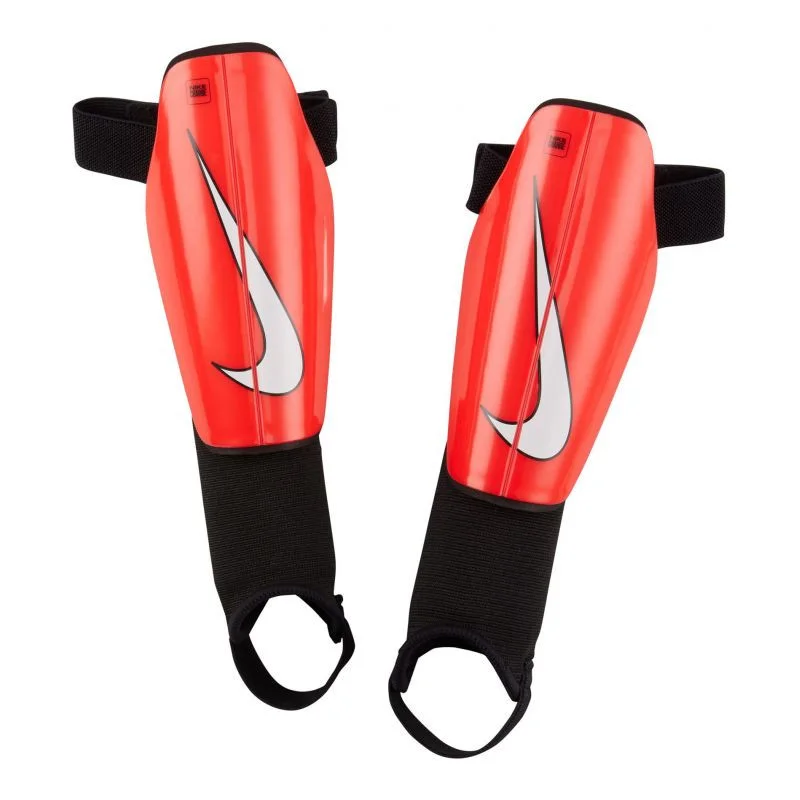 Fotbalové chrániče Nike Charge DX4610-635 S (150-160 cm)