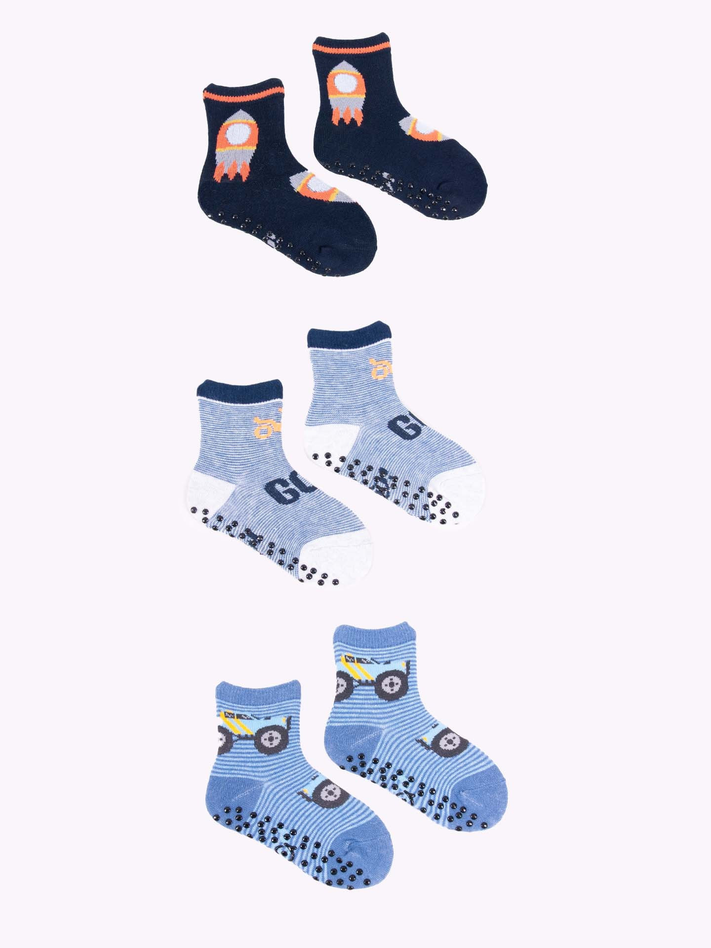 Yoclub Chlapecké bavlněné ponožky proti uklouznutí s ABS vzorem Barvy 3-pack SKA-0109C-AA3A-004 Vícebarevné 17-19