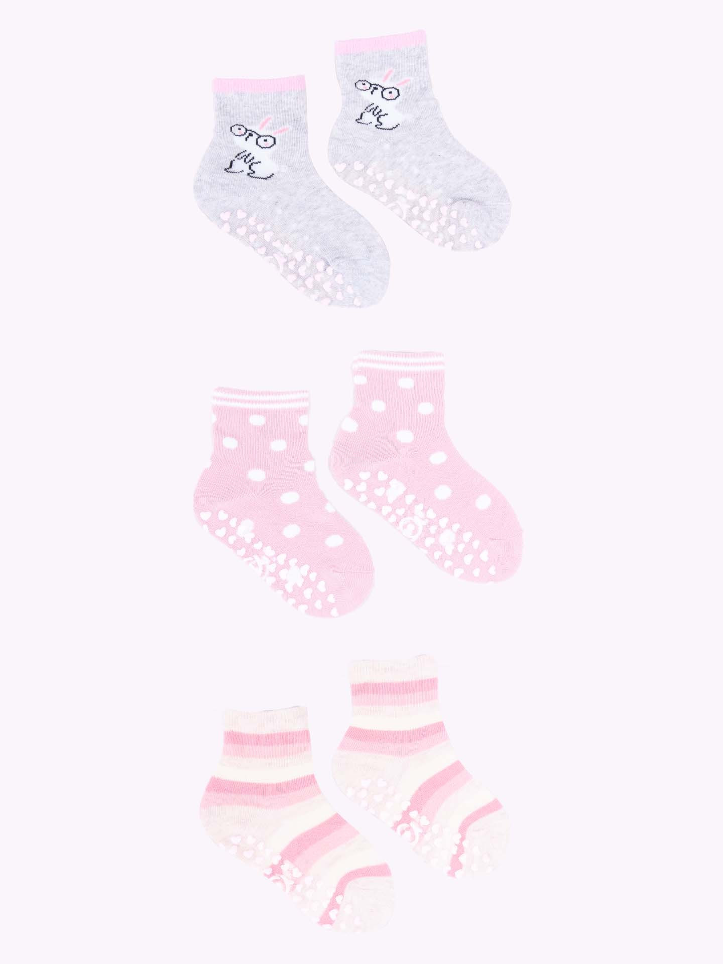 Yoclub Dívčí bavlněné ponožky proti uklouznutí ABS vzory barvy 3-pack SKA-0109G-AA3A-003 Vícebarevné 17-19