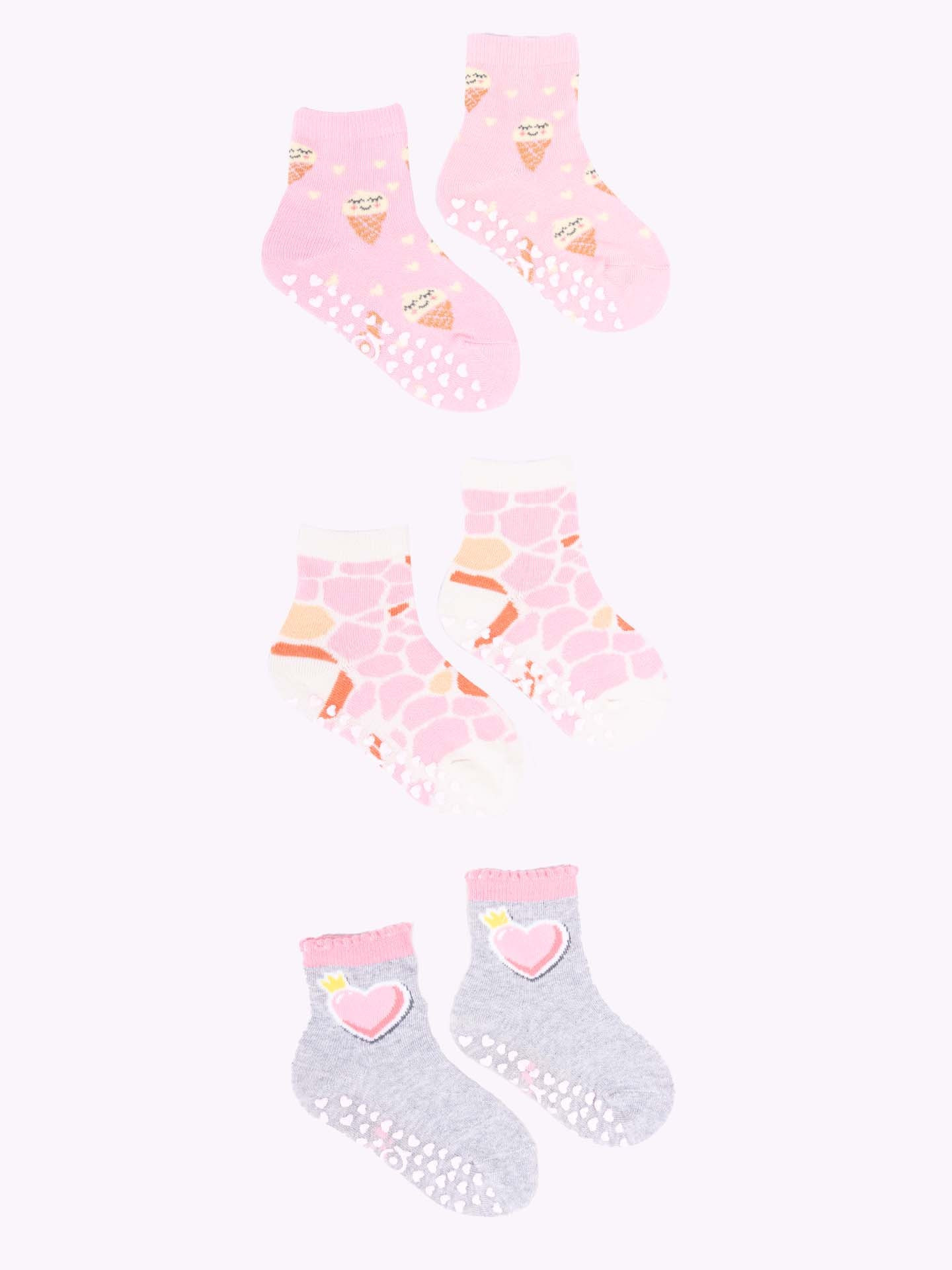 Yoclub Dívčí bavlněné ponožky proti uklouznutí ABS vzory barvy 3-pack SKA-0109G-AA3A-004 Vícebarevné 17-19