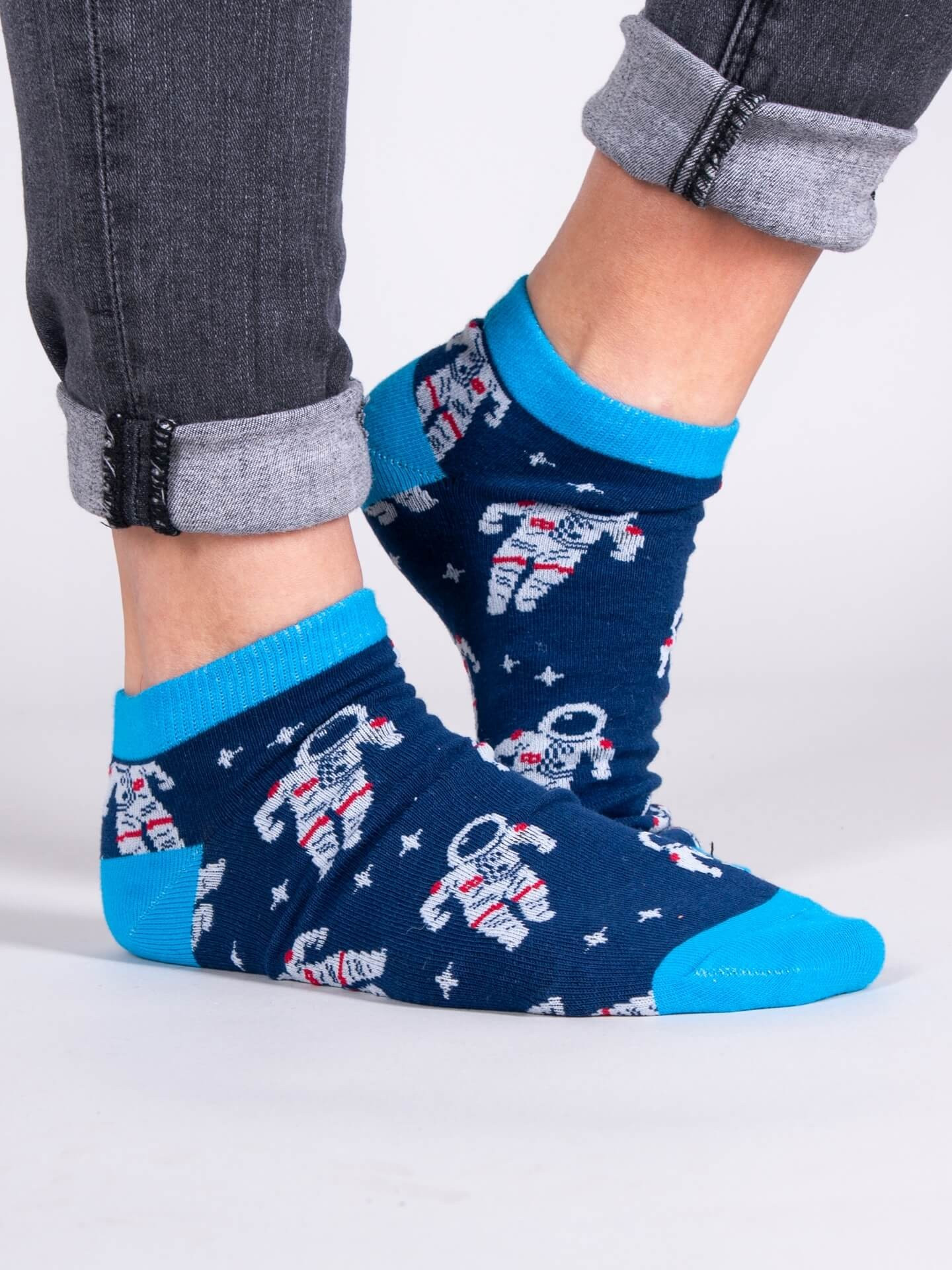 Yoclub Kotníkové vtipné bavlněné ponožky Vzory barev SKS-0086U-A500 Námořnická modrá 27-30