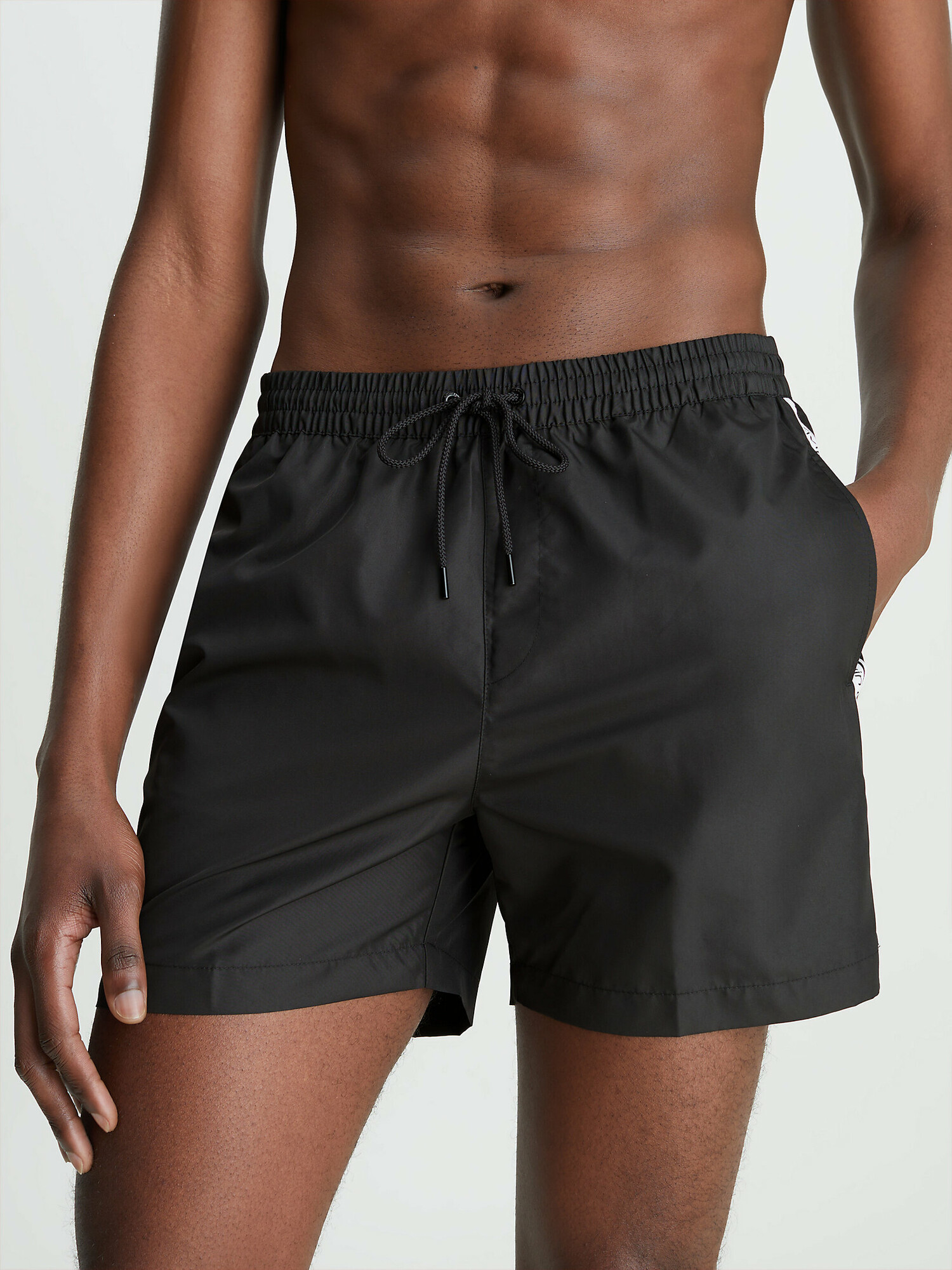 Pánské plavky Medium Drawstring Swim Shorts Logo Tape KM0KM00741BEH černá - Calvin Klein XL