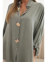 Dámská košile s ozdobnými knoflíky 61953 Khaki zelená - K-Fashion Dámská košile s ozdobnými knoflíky 61953 Khaki zelená - K-Fashion