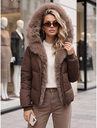 Kurtka damska zimowa pikowana z futerkiem brązowa FashionStreet TY6104 Kurtka damska zimowa pikowana z futerkiem brązowa FashionStreet TY6104