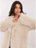 Světle béžový dlouhý dámský kabát z umělé kožešiny Goodlookin (G230132) Světle béžový dlouhý dámský kabát z umělé kožešiny Goodlookin (G230132)