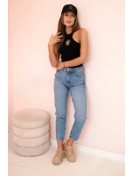 Dámská bezrukávová blůza s výstřihem a ozdobnou sponou černá