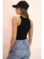 Dámská bezrukávová blůza s výstřihem a ozdobnou sponou černá