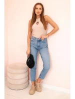 Dámská bezrukávová blůza s výstřihem a ozdobnou sponou bežová