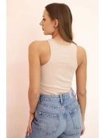 Dámská bezrukávová blůza s výstřihem a ozdobnou sponou bežová