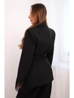 Dámská sako s páskem a krajkovým zakončením rukávů černá Dámská sako s páskem a krajkovým zakončením rukávů černá