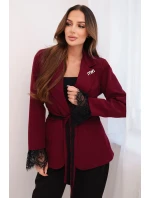 Dámská sako s páskem a krajkovým zakončením rukávů bordó