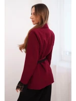 Dámská sako s páskem a krajkovým zakončením rukávů bordó