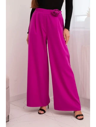 Dámské elegantní kalhoty se širokou nohavicí a ozdobným květem tmavě fialové Dámské elegantní kalhoty se širokou nohavicí a ozdobným květem tmavě fialové