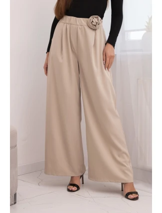 Dámské elegantní kalhoty s širokou nohavicí a ozdobným květem béžové Dámské elegantní kalhoty s širokou nohavicí a ozdobným květem béžové